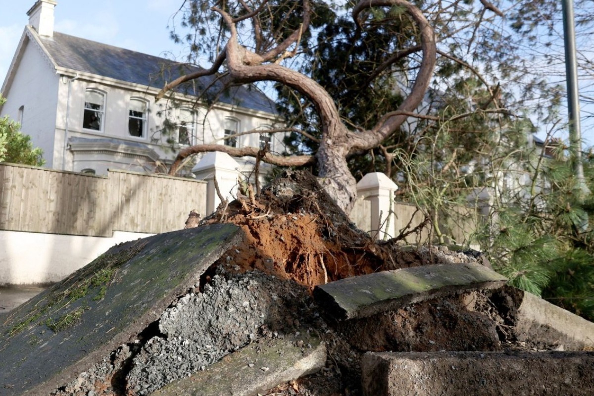 Μανιασμένοι άνεμοι σπάνε κάθε ρεκόρ στη Βρετανία - Συναγερμός και καταστροφές