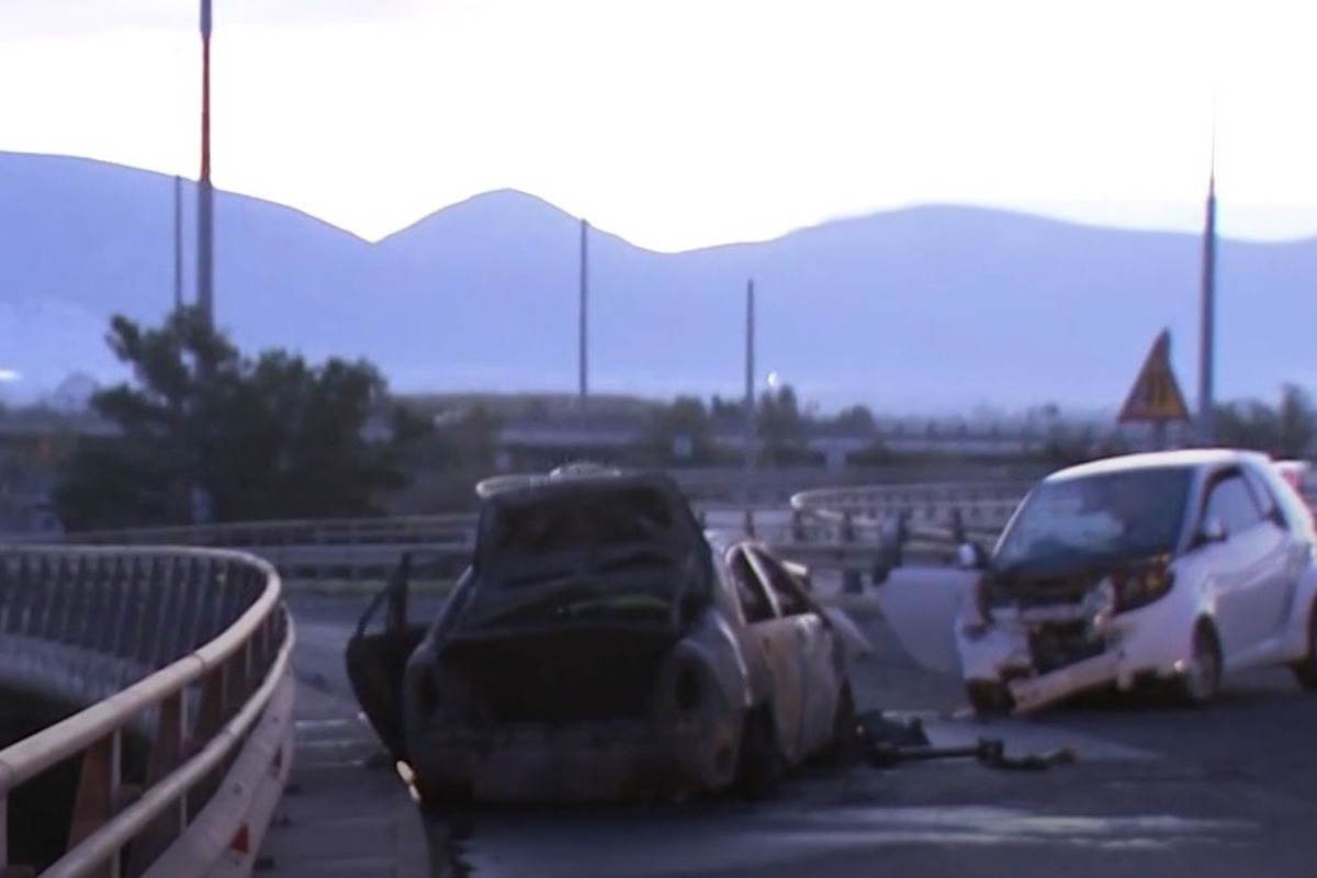 Φάληρο: Κάηκε ολοσχερώς αυτοκίνητο μετά από σύγκρουση - Είχε μπει στο αντίθετο ρεύμα