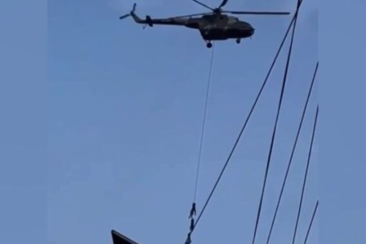 Κρεμασμένοι από καλώδιο ελικοπτέρου: Σοκάρει το βίντεο εκκένωσης με αξιωματούχους του Νεπάλ