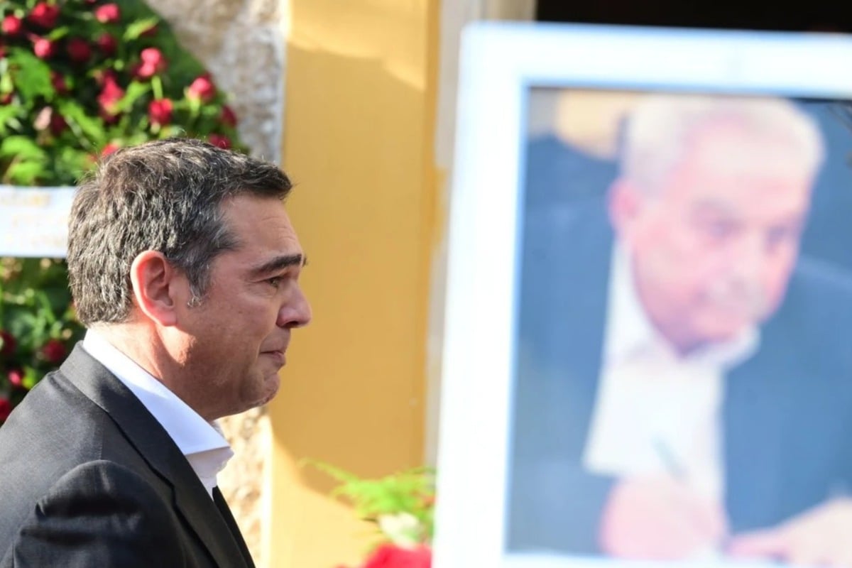 Λύγισε στην κηδεία του Αλέκου Φλαμπουράρη ο Αλέξης Τσίπρας – «Σήμερα είμαστε όλοι εδώ. Και όσοι σε αγαπήσαμε και όσοι σε πληγώσαμε»