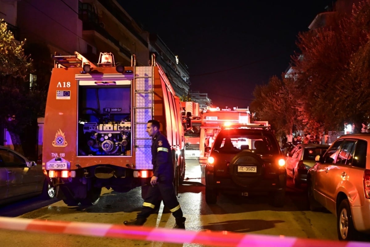Χωρίς τις αισθήσεις τους δύο άνδρες που εγκλωβίστηκαν σε φωτιά σε διαμέρισμα στην Καλλιθέα
