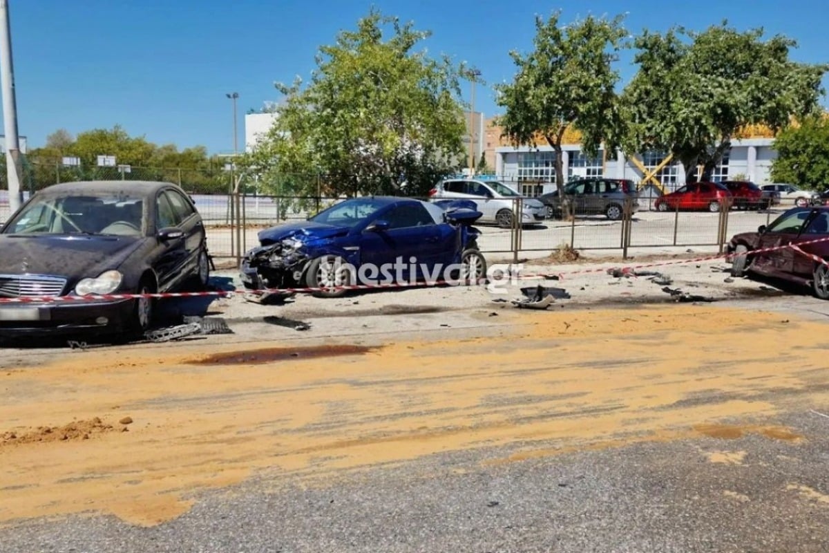 Θεσσαλονίκη: ΙΧ έπεσε πάνω σε τέσσερα σταθμευμένα οχήματα - Συνελήφθη 31χρονος οδηγός