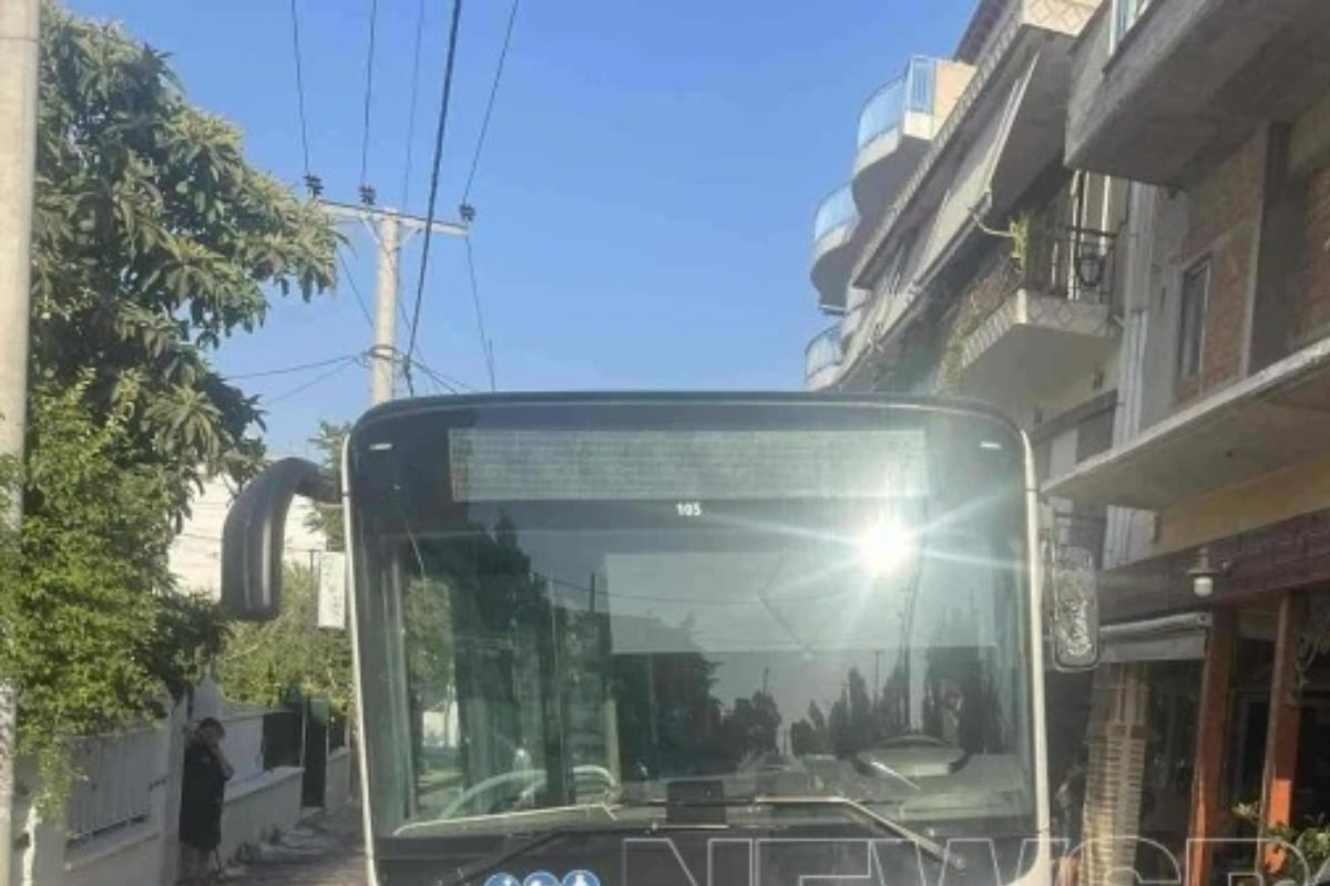 Μενίδι: Λεωφορείο έπεσε σε ψησταριά