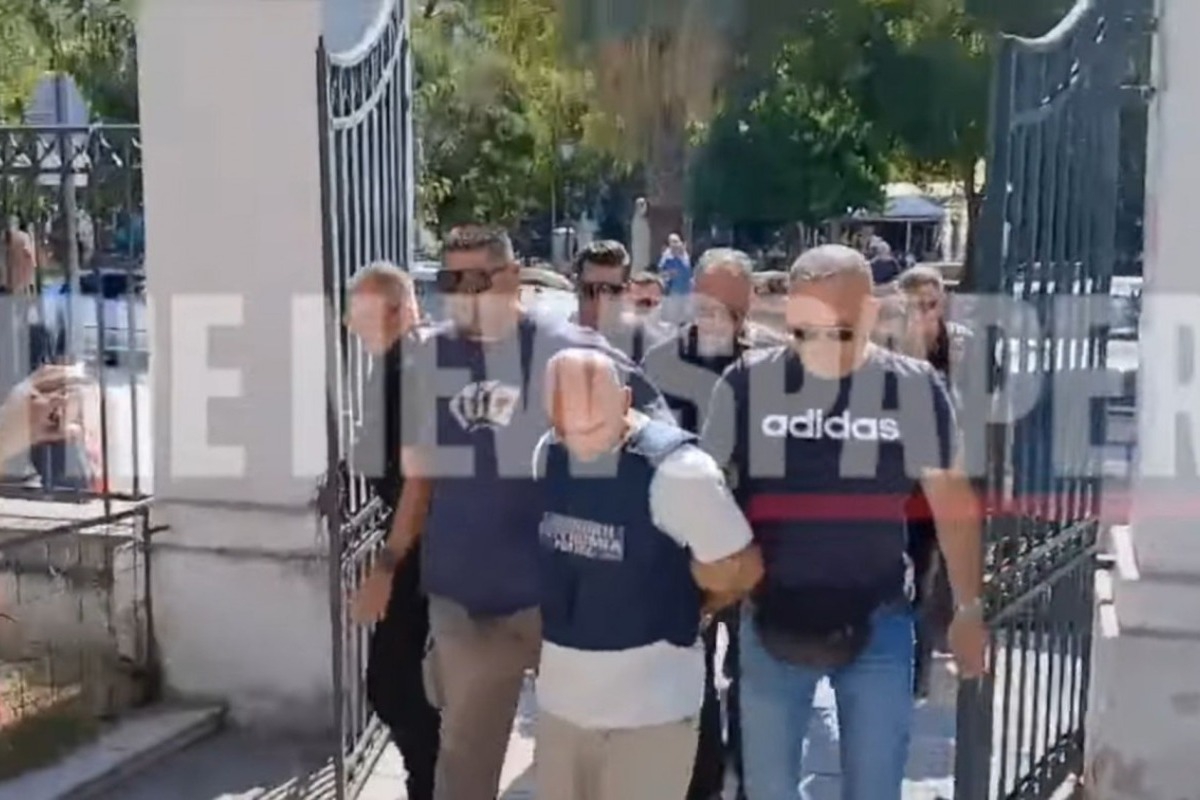Βόλος: Με αλεξίσφαιρο και με σκυμμένο το κεφάλι έφτασε στον εισαγγελέα ο συζυγοκτόνος