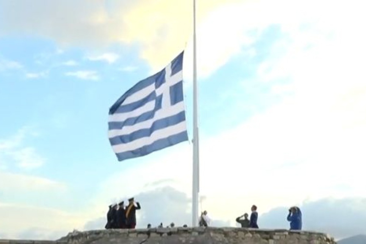 Ημέρα των Ενόπλων Δυνάμεων: Συγκίνηση κατά την έπαρση της σημαίας στην Ακρόπολη – Δείτε βίντεο