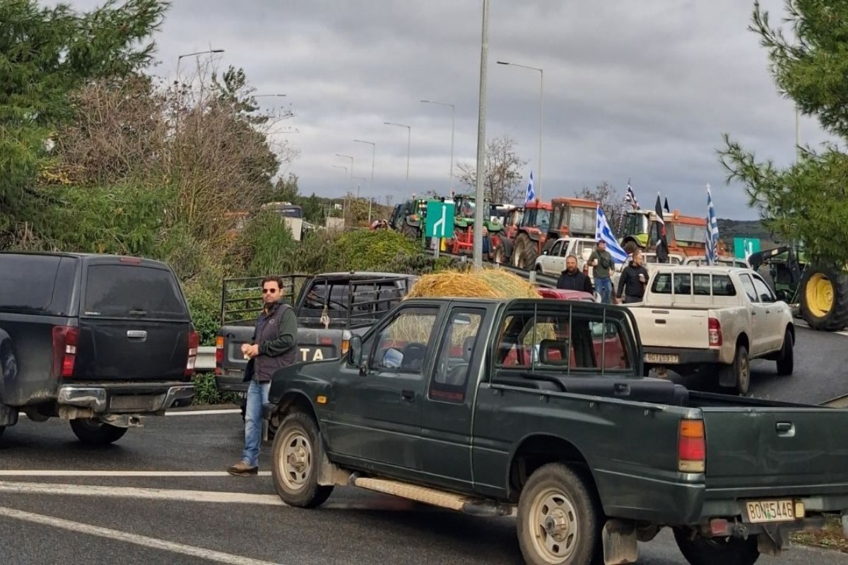 «Ούτε βήμα πίσω» – Αγρότες της Μαγνησίας καίνε άχυρα και ρίχνουν γάλατα στον δρόμο