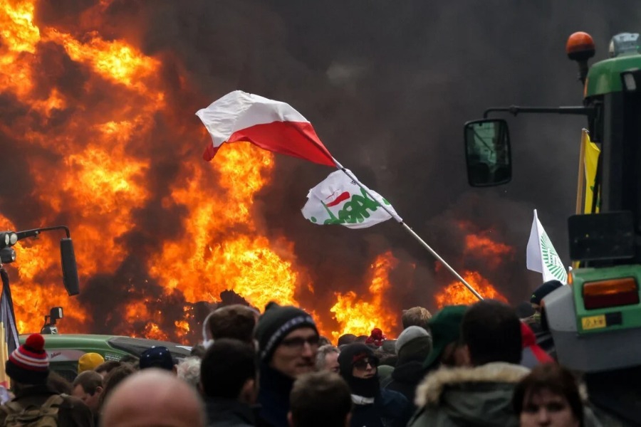 Μπλόκα αγροτών στις Βρυξέλλες: Επεισόδια με συγκρούσεις και χημικά - Έκαψαν χριστουγεννιάτικο δέντρο