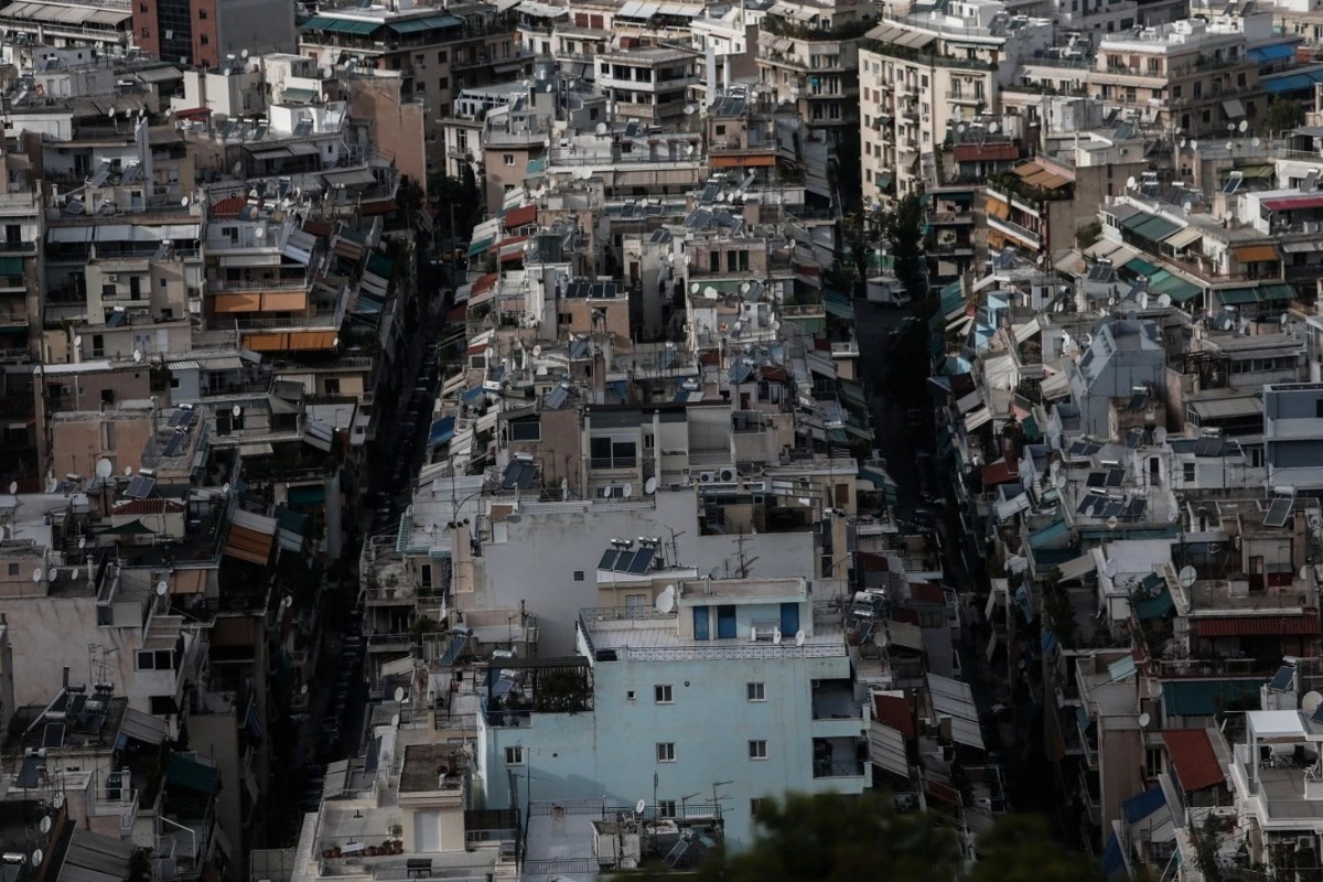 Ακίνητα στην Ελλάδα: Ρεκόρ τιμών, χαμηλή προσβασιμότητα και αβέβαιο μέλλον για τους αγοραστές