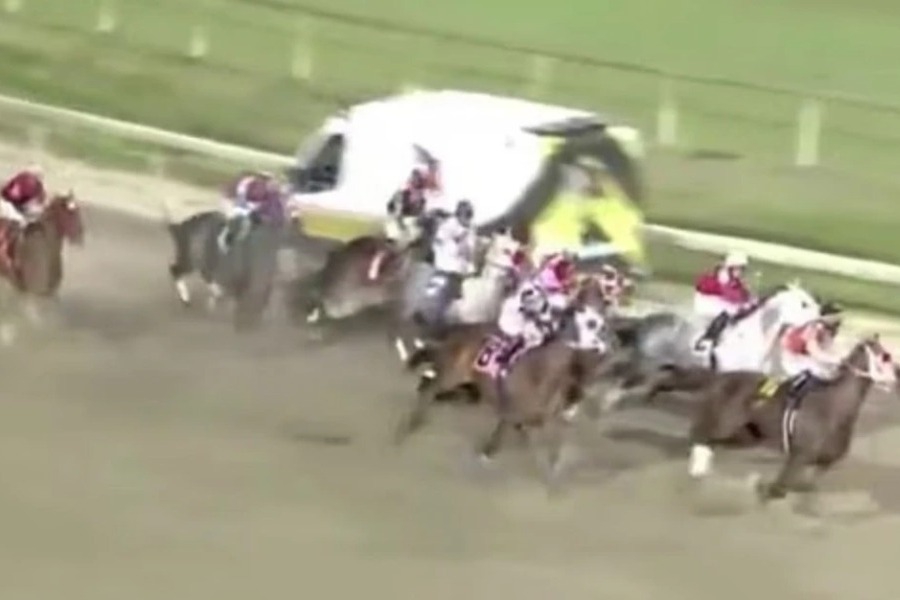 Χάος σε ιππόδρομο: Οι αναβάτες βρήκαν μπροστά τους ένα… ασθενοφόρο