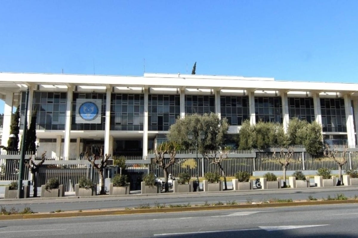 Εργατικό ατύχημα στην αμερικάνικη Πρεσβεία: Ανδρας έπεσε σε φρεάτιο