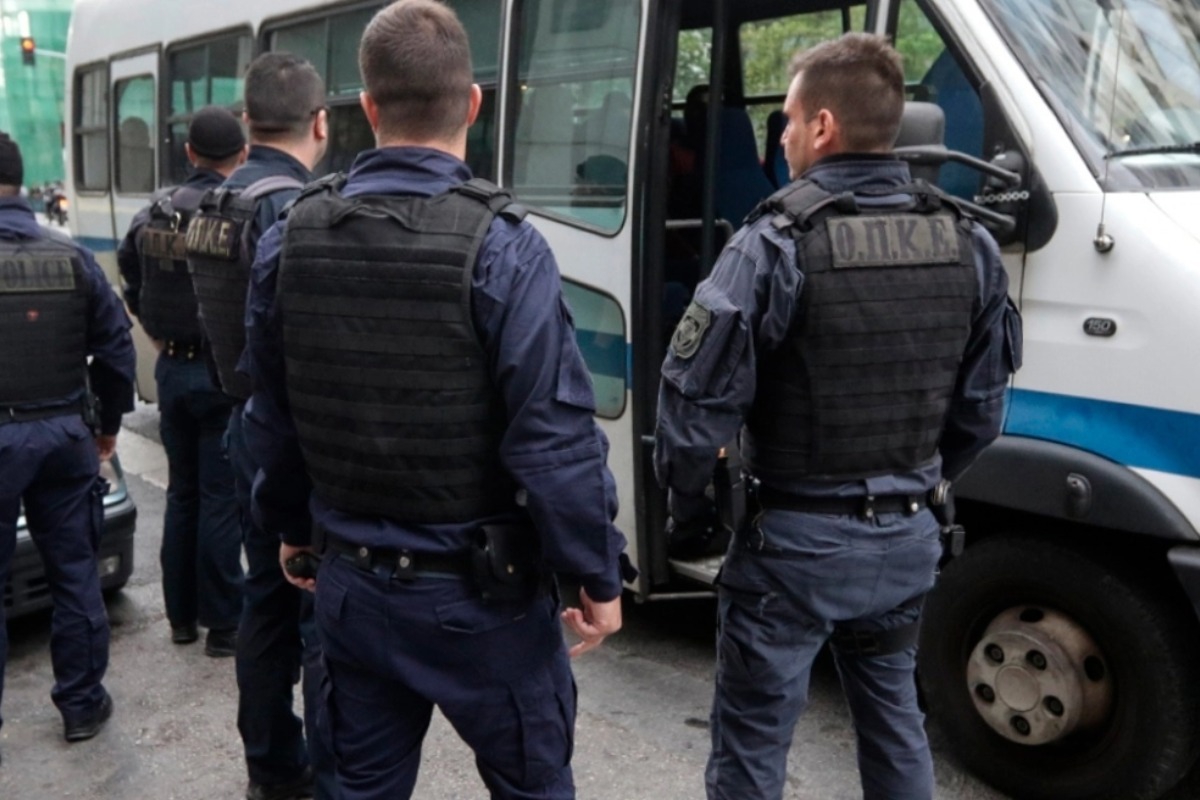 Χειροπέδες σε γνωστό τράπερ για ναρκωτικά – Προσπάθησε να τα ξεφορτωθεί μέσα στο περιπολικό