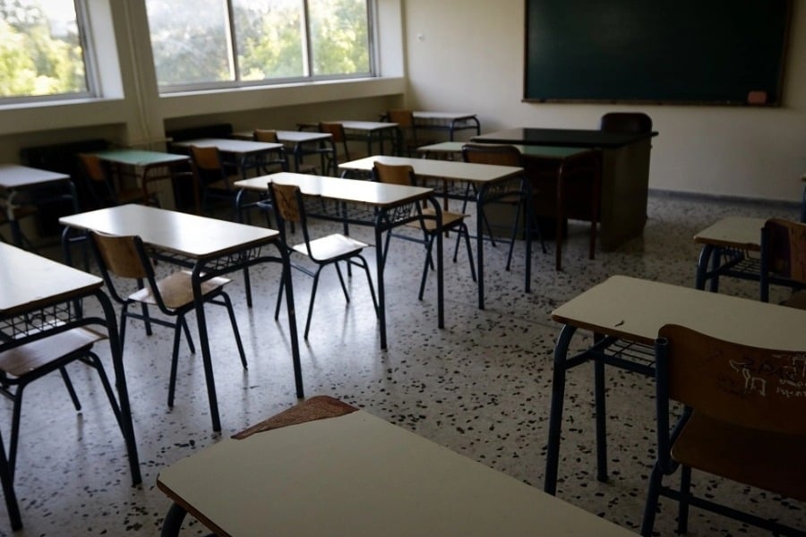 Απίστευτες καταγγελίες για γυμνασιάρχη στην Αχαΐα: Βάζει μαθητές να ζητούν γονατιστοί συγγνώμη όταν προβαίνουν σε ατόπημα