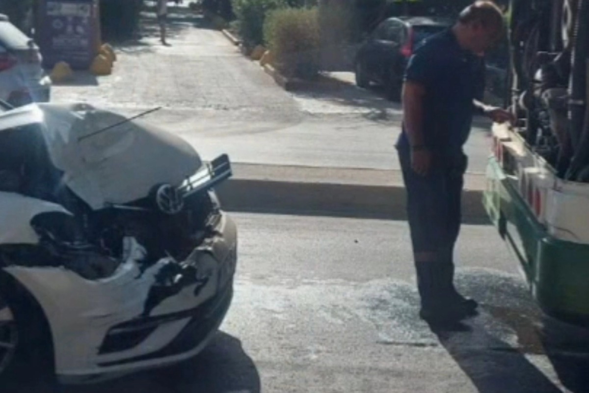 Σύγκρουση λεωφορείου με αυτοκίνητο στη λεωφόρο Αχαρνών - Διακόπηκε η κυκλοφορία λόγω λαδιών στον δρόμο
