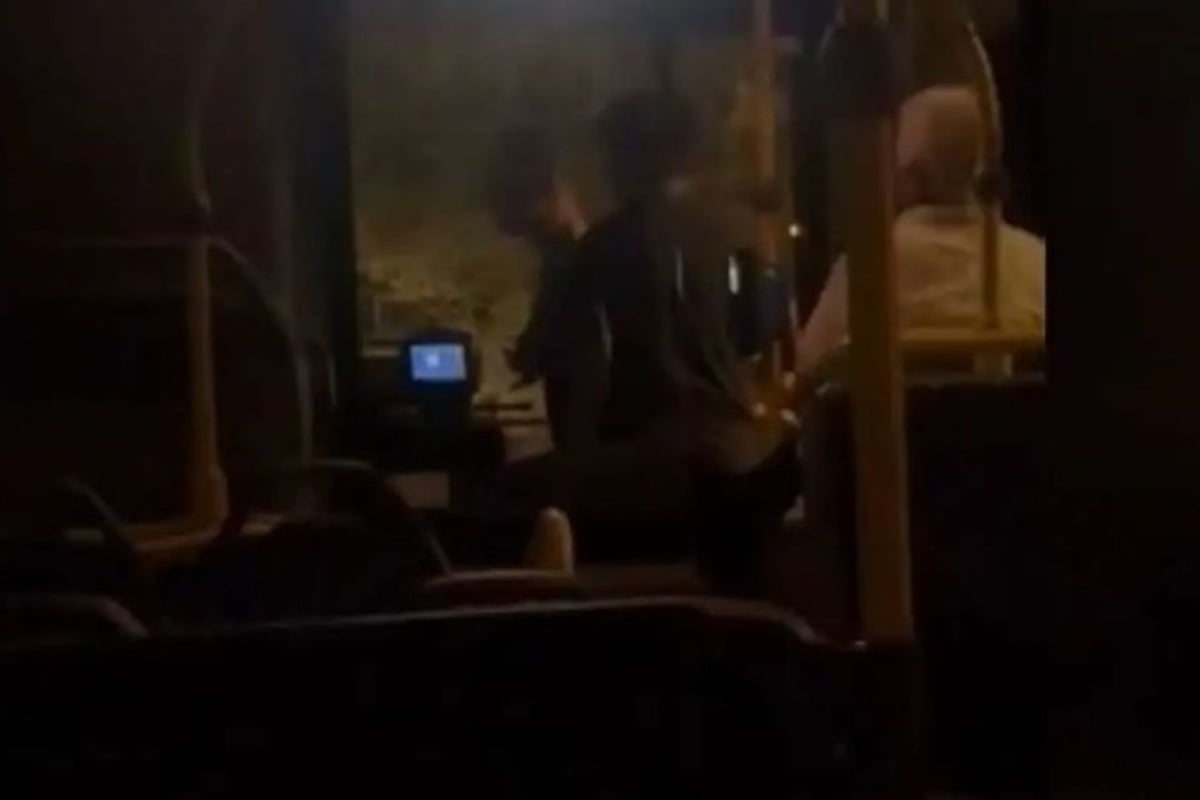 Βίντεο: Αγριο ξύλο οδηγού με επιβάτη σε αστικό λεωφορείο στη Βάρη - «Μα...α θα σε ισοπεδώσω»