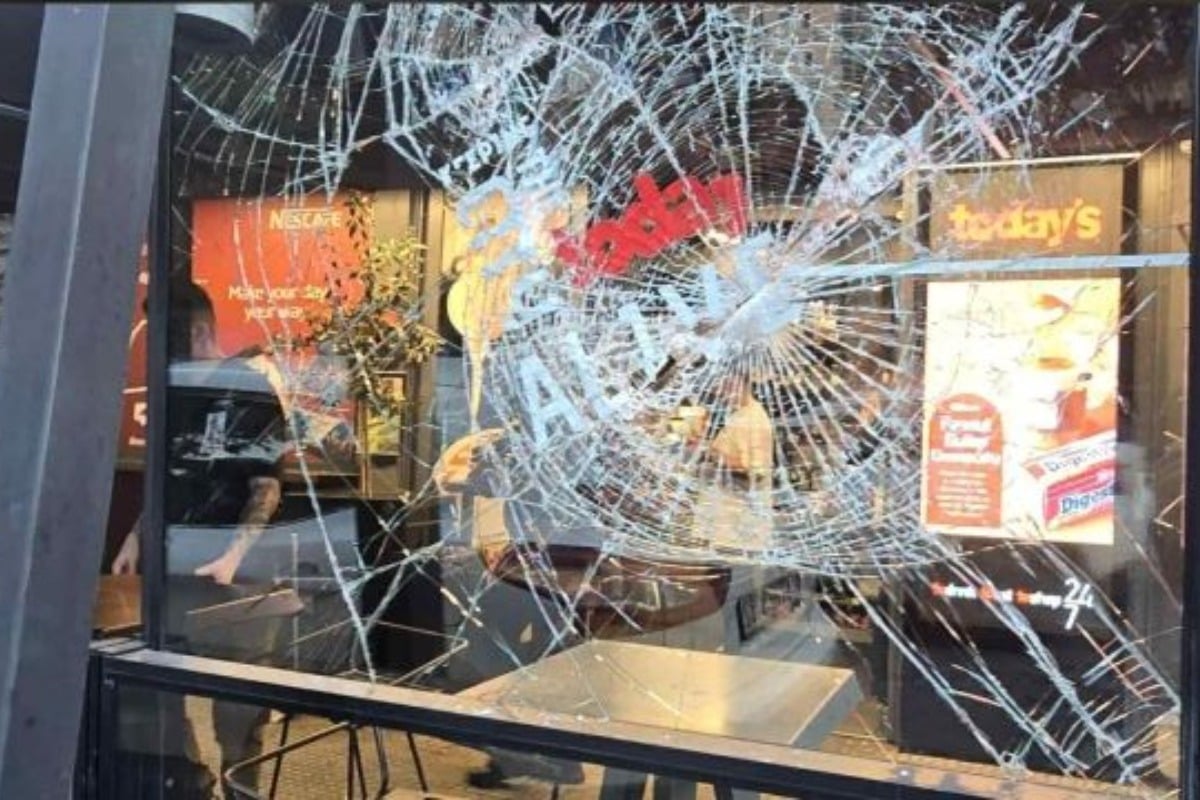 Θεσσαλονίκη: Ανδρας σε αμόκ τα έκανε «γυαλιά – καρφιά» στα Λαδάδικα