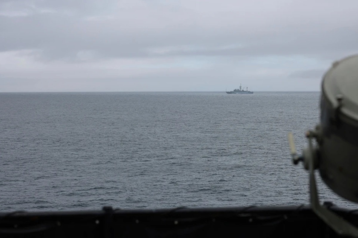 Ρωσικό κατασκοπευτικό πλοίο εντοπίστηκε στα ύδατα της Βρετανίας: «Είμαστε έτοιμοι», λέει ο υπουργός Αμυνας