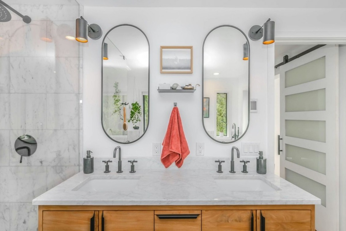 Αγγλία: Σχολείο απαγόρευσε τους καθρέφτες στις τουαλέτες - Οργή από μαθητές και γονείς