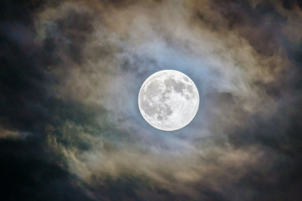 Πανσέληνος Νοεμβρίου: Απόψε θα φωτίσει το νυχτερινό ουρανό - Γιατί λέγεται «Φεγγάρι του Κάστορα»