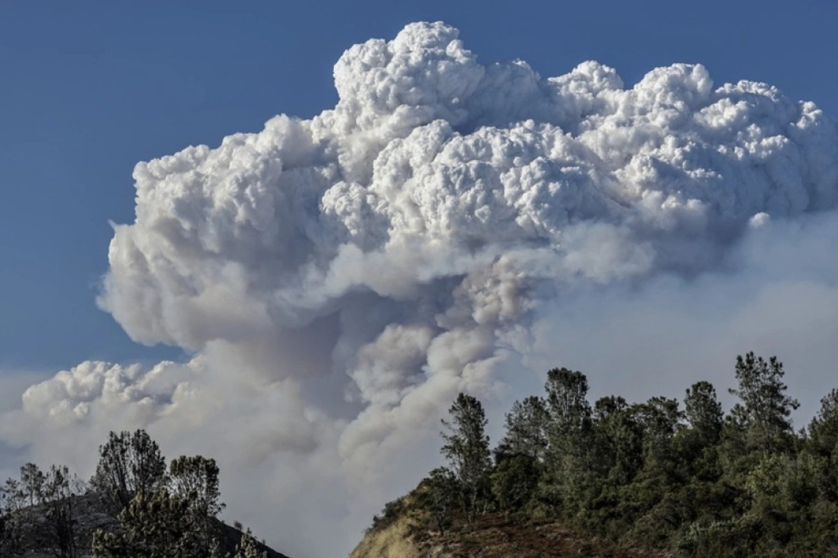 Πυρκαγιά στην Καλιφόρνια: Χιλιάδες άνθρωποι εγκαταλείπουν τα σπίτια τους