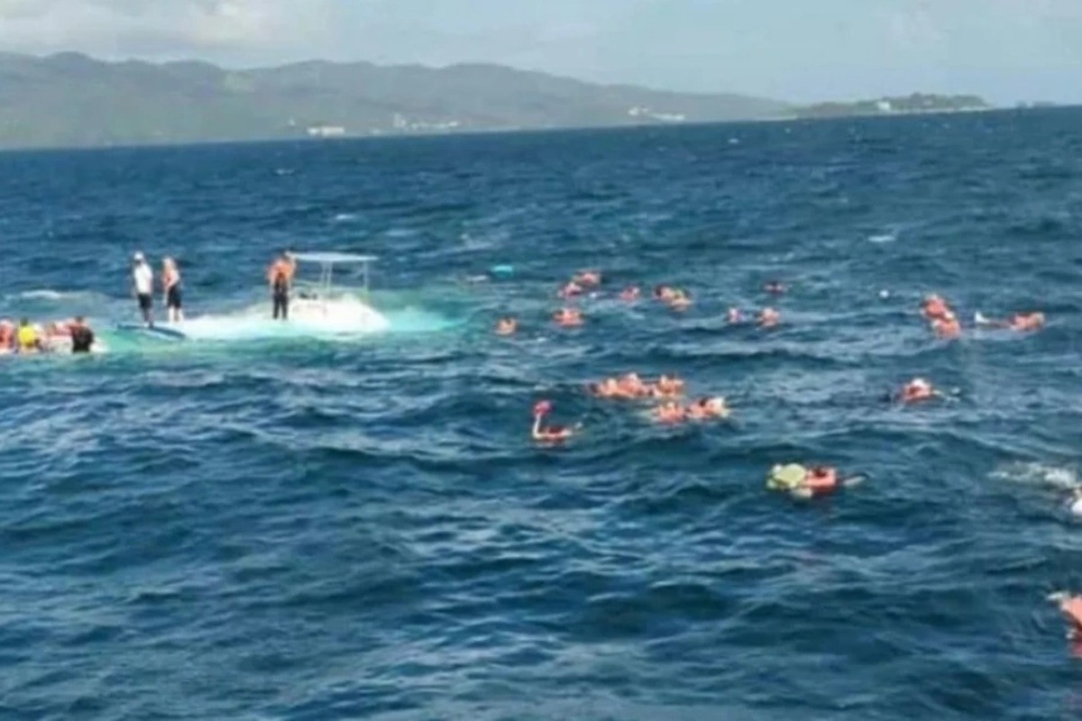 Χάος σε κρουαζιέρα στην Καραϊβική: Τουρίστες βρέθηκαν ξαφνικά στο νερό όταν βυθίστηκε το καταμαράν που τους μετέφερε