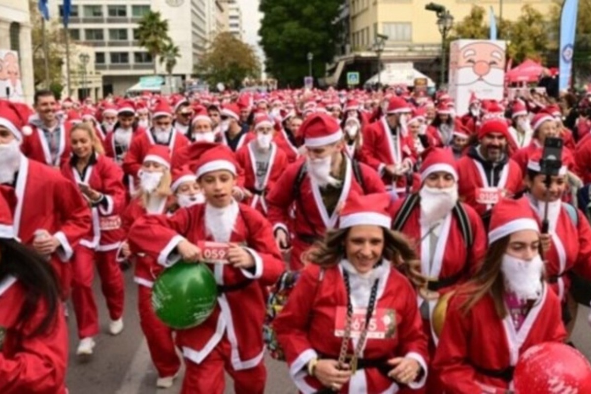 «Βούλιαξε» από Αϊ-Βασίληδες η Αθήνα για το Santa Run - Πάνω από 1000 συμμετοχές