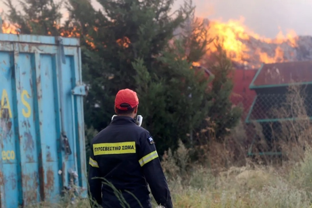Τραγωδία στο Κορωπί: Αυτοκίνητο έπεσε πάνω σε κατάστημα και προκάλεσε φωτιά - Απανθρακώθηκε ο οδηγός