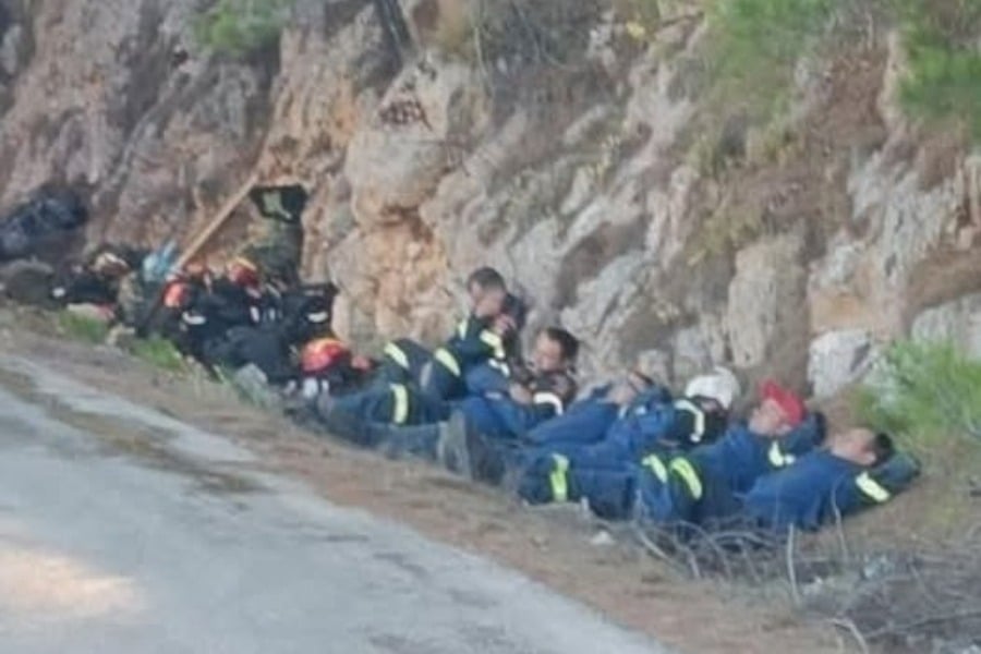 Συγκλονιστική εικόνα στη Χίο: Εξαντλημένοι πυροσβέστες κοιμούνται στο δρόμο