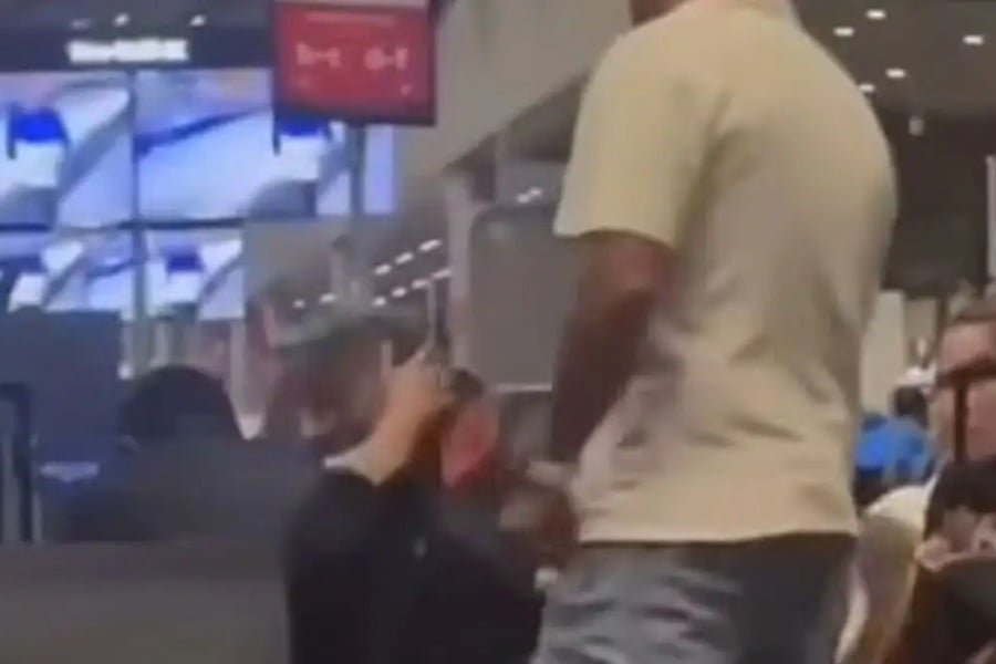 Ανδρας χαστουκίζει γυναίκα στο αεροδρόμιο της Κολομβίας για τη θέση δίπλα στη γυναίκα του
