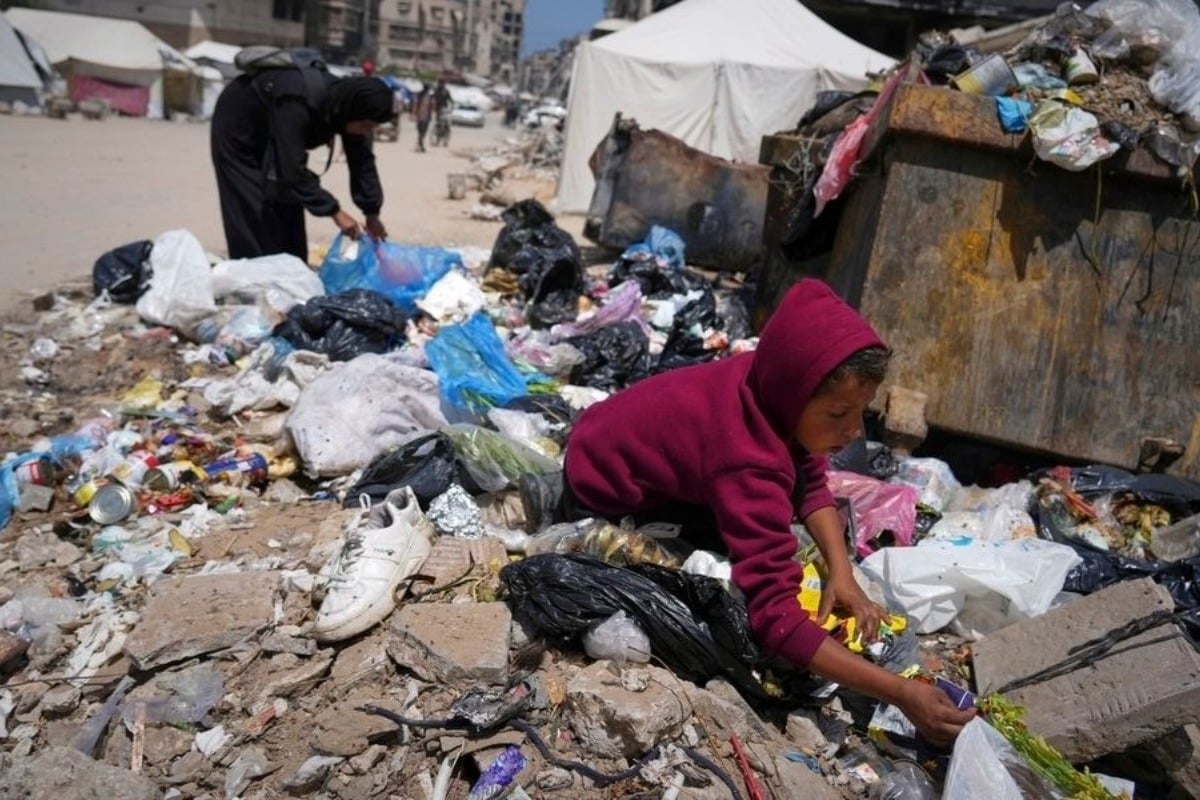 Γάζα: Παιδιά ψάχνουν για φαγητό στα σκουπίδια - Βίντεο «γροθιά στο στομάχι»