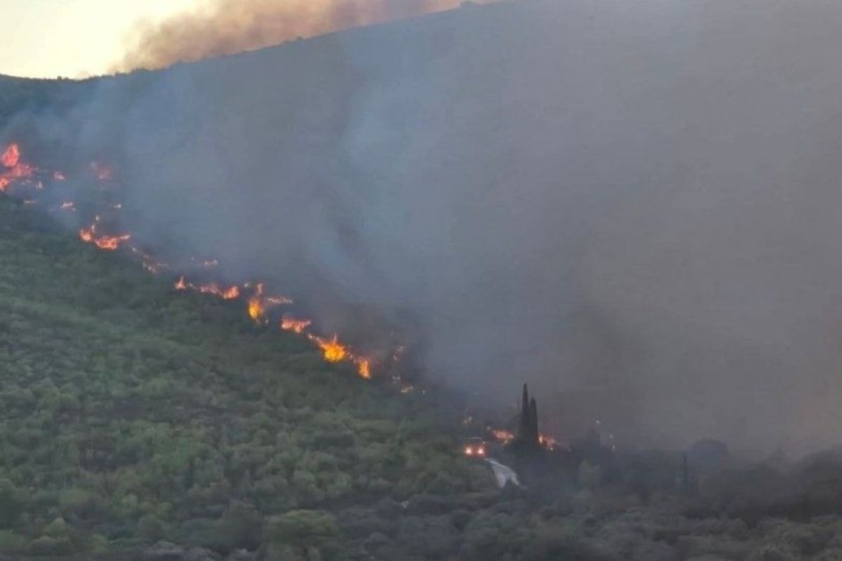 Ζάκυνθος: Αλλαξε πορεία η πυρκαγιά και κατευθύνεται προς το Κερί - Νέο μήνυμα από το 112