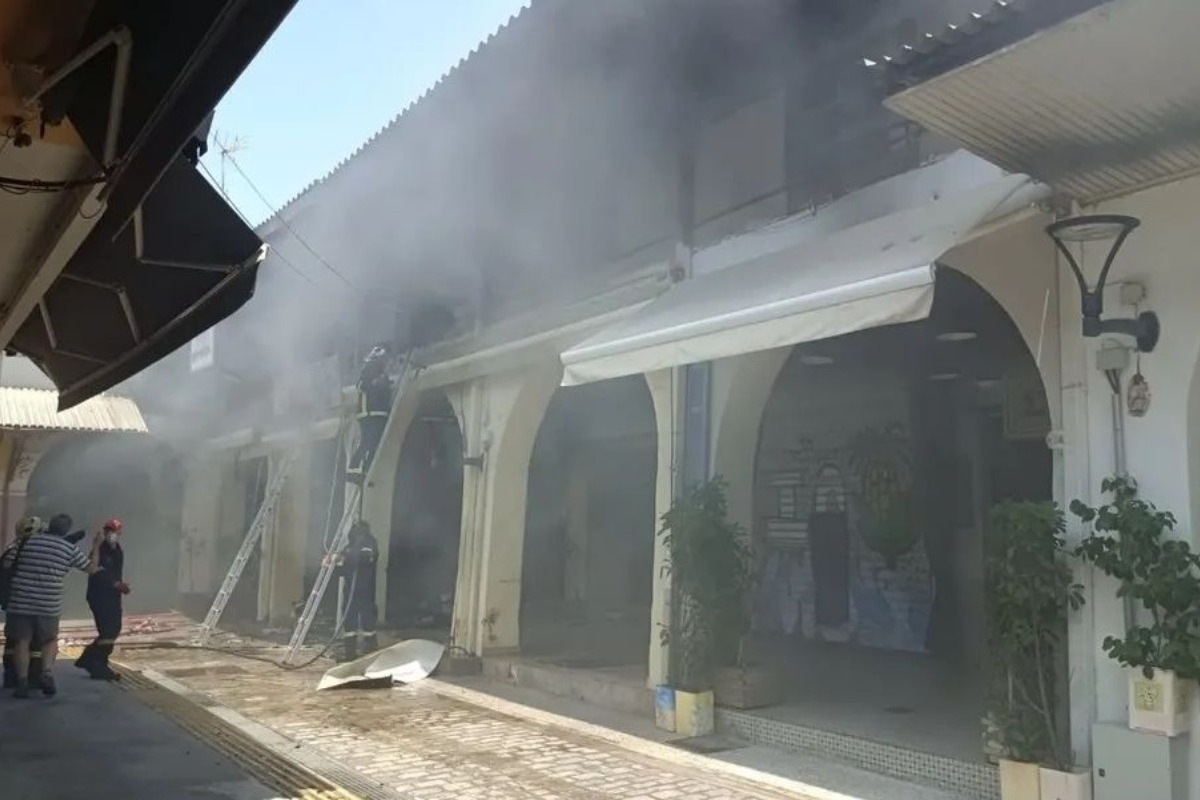 Θεσσαλονίκη: Υπό έλεγχο η φωτιά στο Καπάνι - Ζημιές σε τρία μαγαζιά, στο νοσοκομείο 4 πυροσβέστες