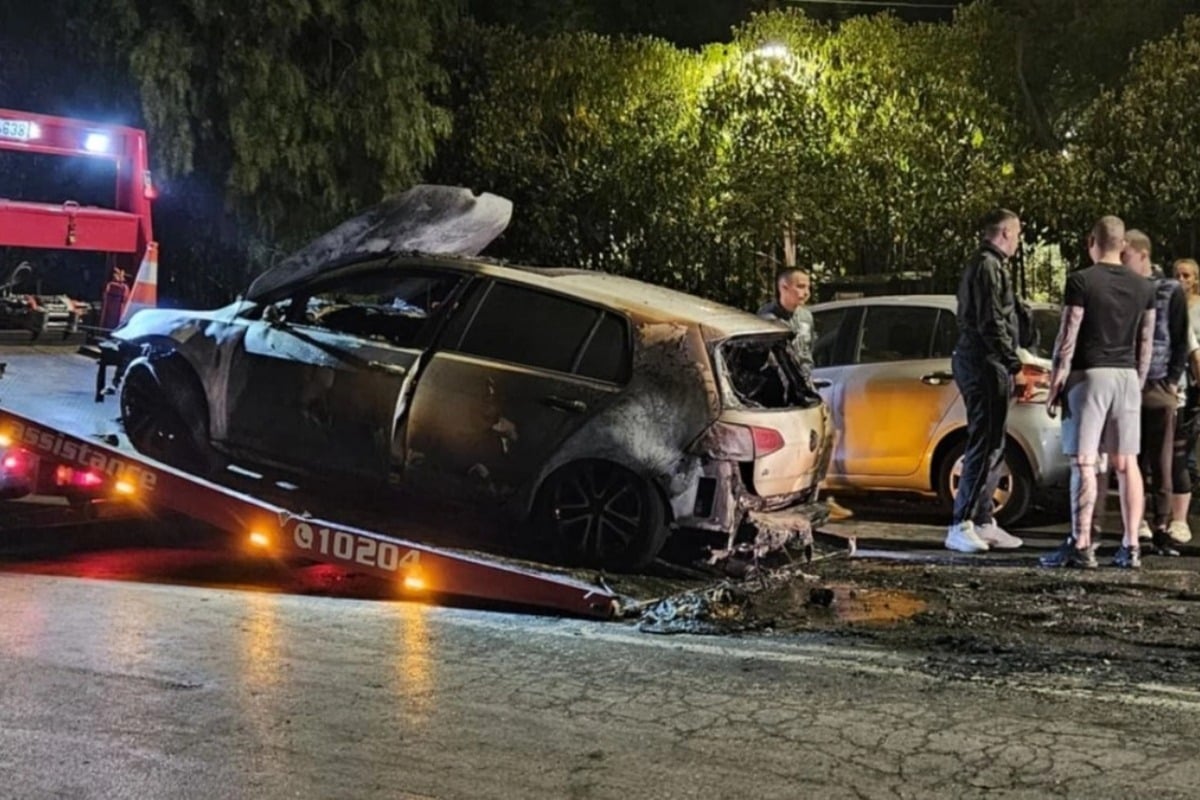 Έκρηξη σε εν κινήσει αυτοκίνητο στο Παγκράτι: Γλίτωσαν από θαύμα ο οδηγός και η μητέρα του
