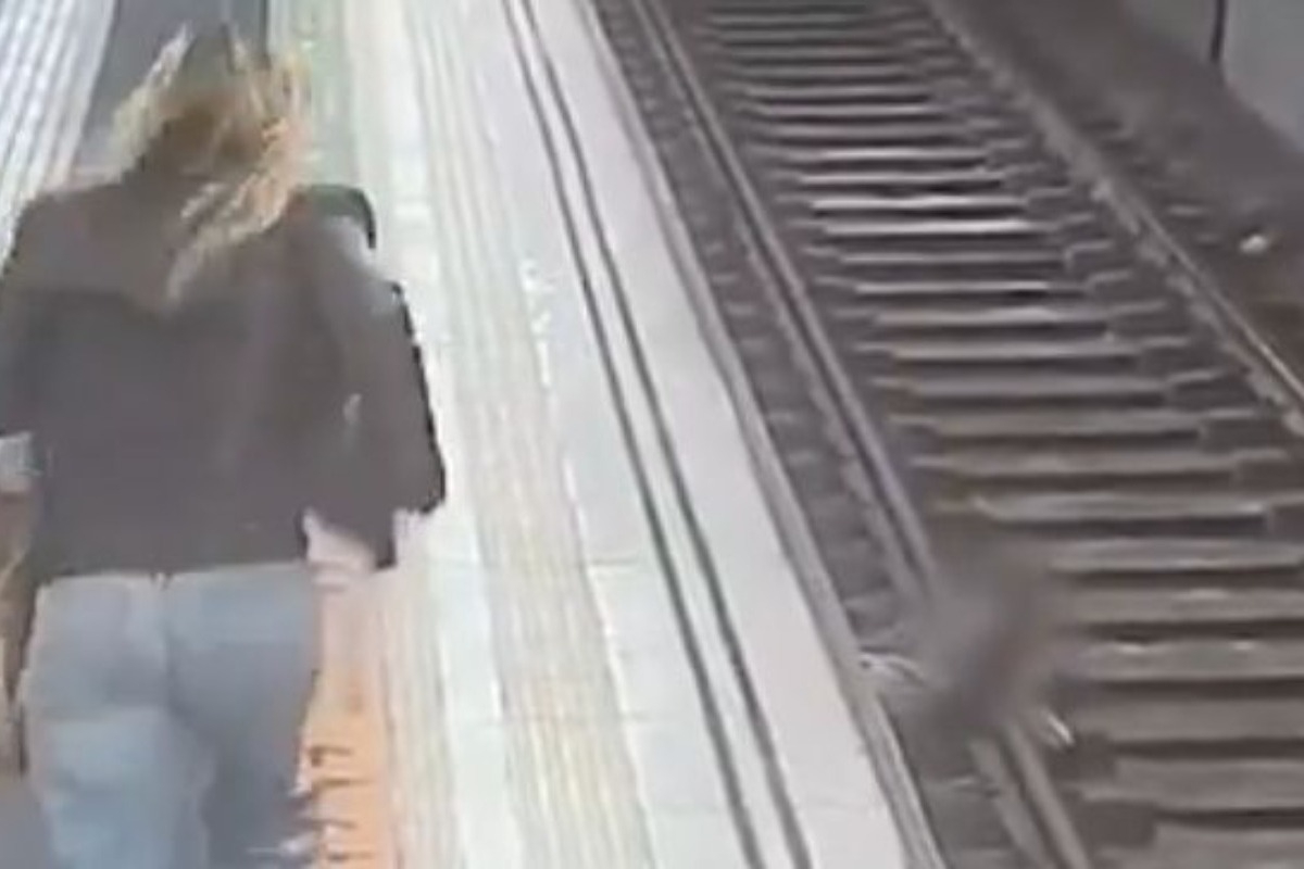 Βαρκελώνη: Τα γρήγορα αντανακλαστικά γυναίκας έσωσαν άνδρα που έπεσε στις ράγες του Μετρό