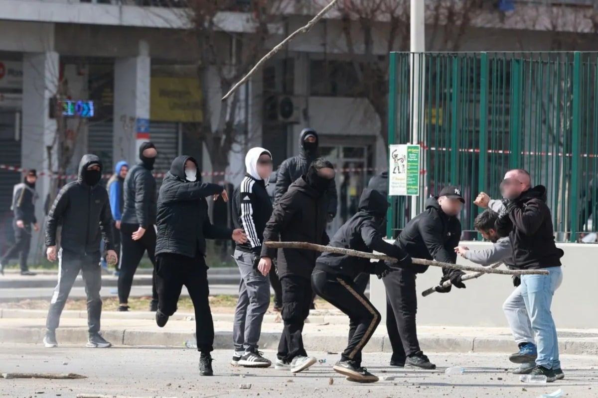 Συλλαλητήριο για τα Τέμπη: Αγριος ξυλοδαρμός διαδηλωτή από ομάδα κουκουλοφόρων