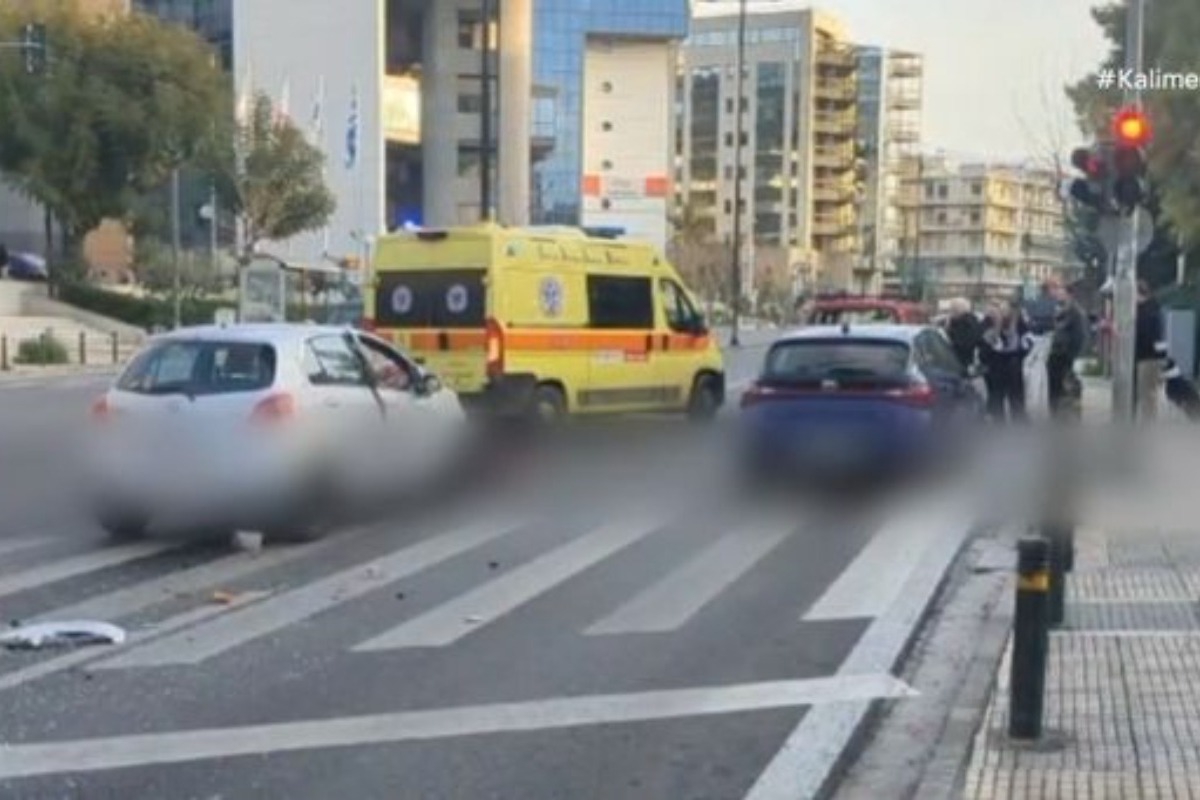 Τροχαίο με τρία οχήματα στη Μεσογείων - Γέμισε με συντρίμμια ο δρόμος