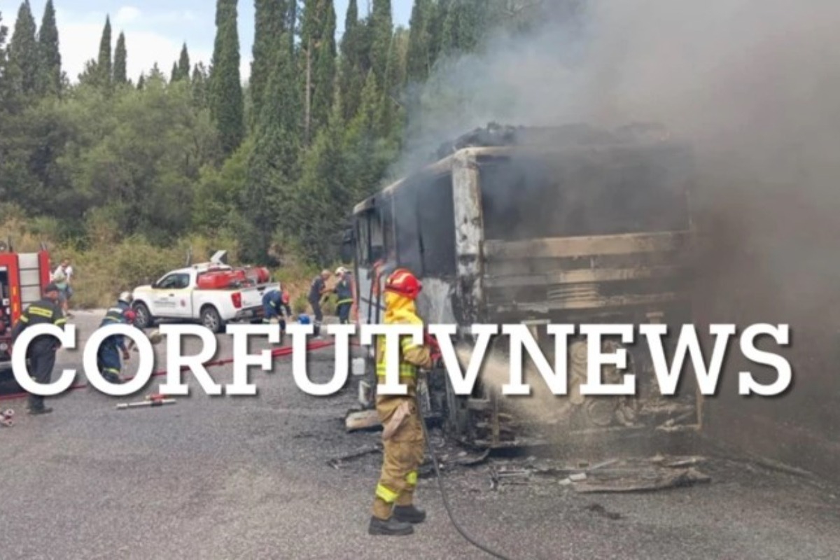 Στις φλόγες τυλίχθηκε τουριστικό λεωφορείο με 50 επιβάτες στην Κέρκυρα