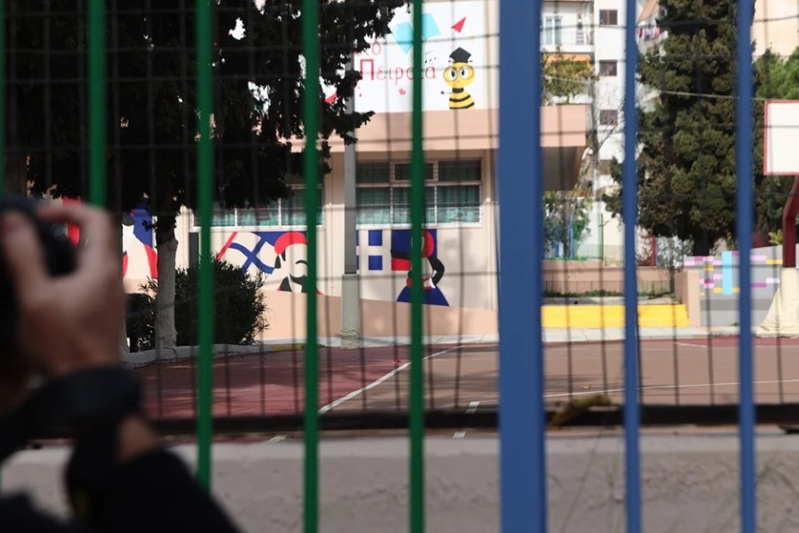 Τρόμος με γuμνό άνδρα έξω από δημοτικό σχολείο στο Αιγάλεω