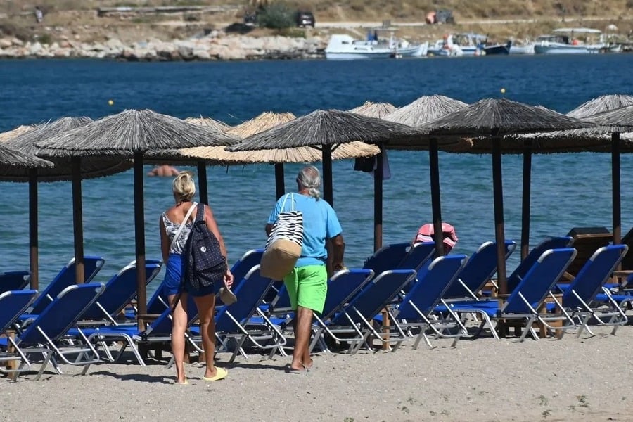Guardian: Αγώνας δρόμου στην Ελλάδα σε αναζήτηση εργαζομένων για τον τουριστικό κλάδο ενόψει της θερινής σεζόν