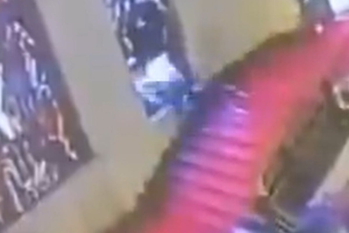 Ιταλός πολιτικός έπεσε με το κεφάλι πάνω σε πολύτιμο βιτρό και το έσπασε - Δείτε βίντεο