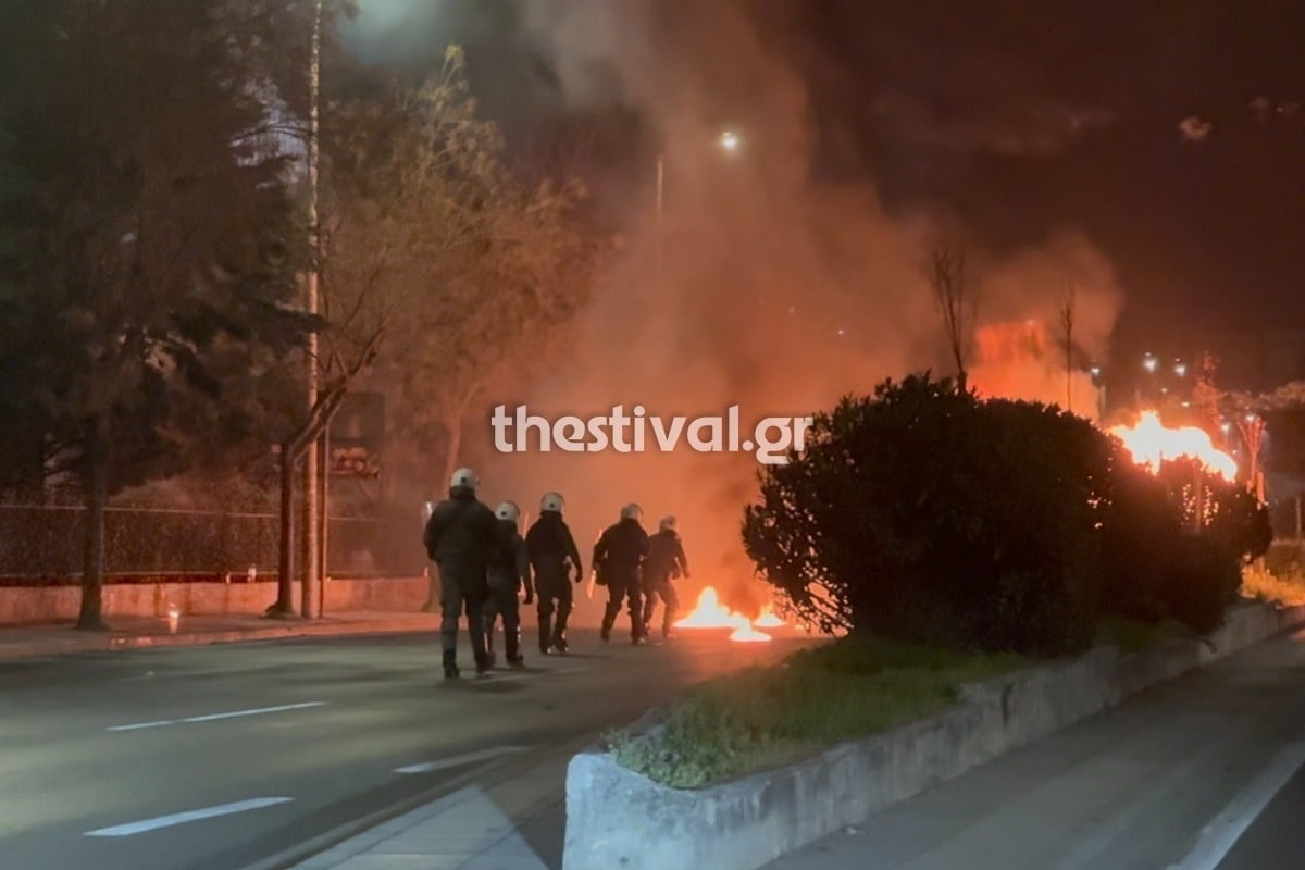 Θεσσαλονίκη: Κουκουλοφόροι έστησαν οδοφράγματα και άναψαν φωτιές – Δείτε βίντεο