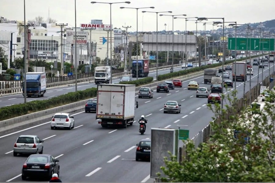 Βίντεο: Πετάνε πέτρες σε αυτοκίνητα και φορτηγά στην Εθνική Οδό