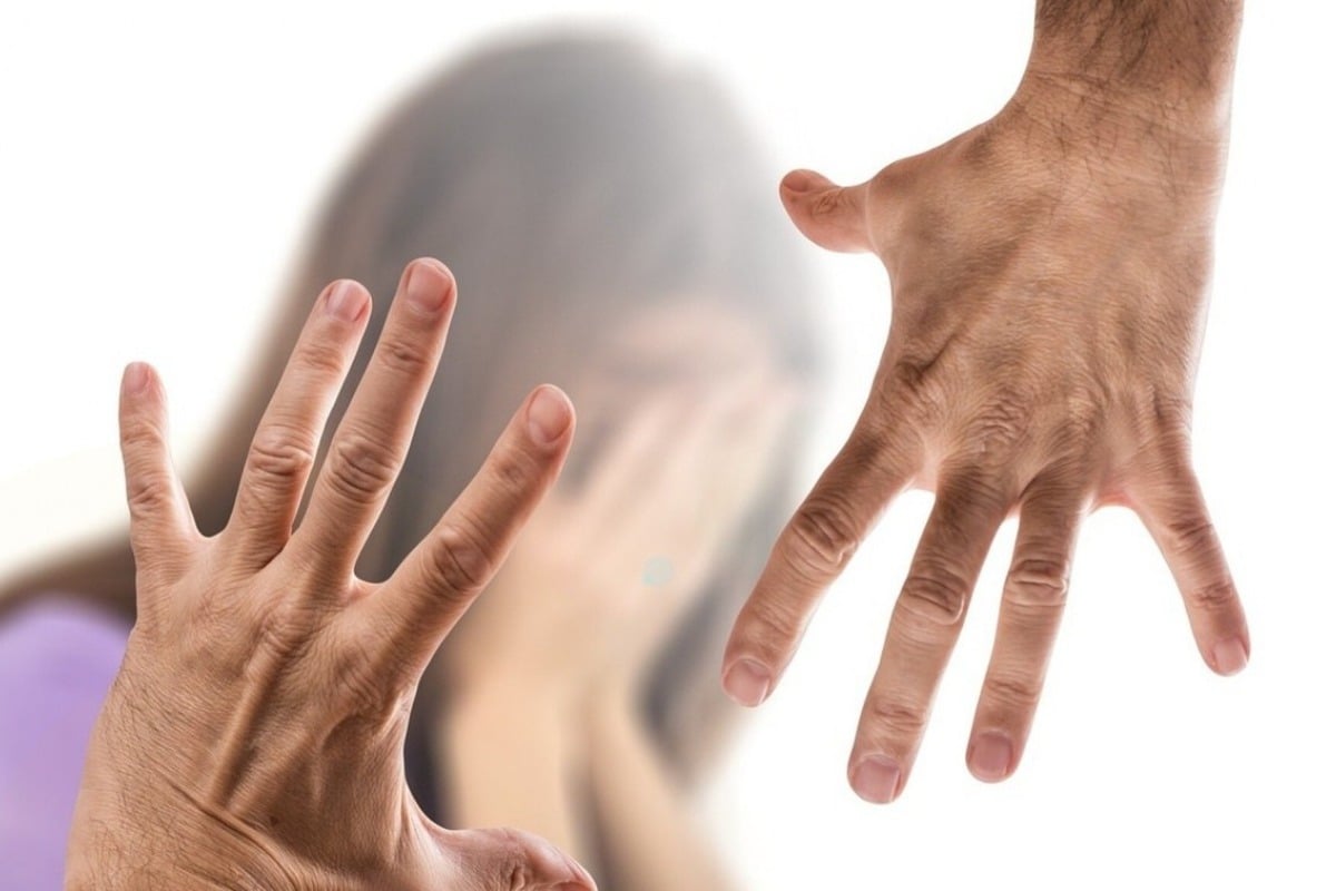 Τρόμος στον Αλμυρό: 42χρονος γύρισε την κόρη του ανάποδα και έπιασε την πρώην σύζυγο από τον λαιμό