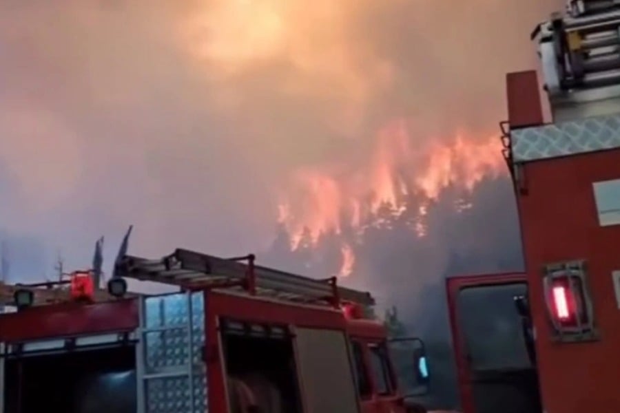 Ανεξέλεγκτη η πυρκαγιά στον Φενεό, καίει παρθένο δάσος