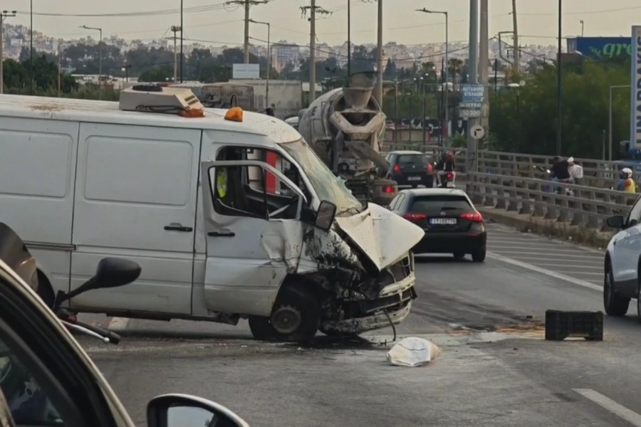 Χάος στον Κηφισό: Εξετράπη φορτηγάκι στο ρεύμα προς Πειραιά