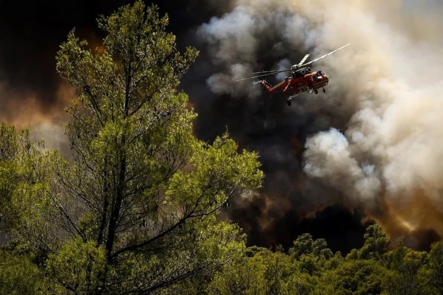 Εκτός ελέγχου η φωτιά στο Λασίθι, απειλούνται σπίτια και ξενοδοχεία