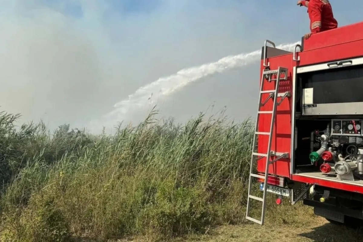 Μάχη με τις φλόγες στη νότια Αλβανία - Εκκενώθηκε το «Γαλάζιο Μάτι» στους Αγιους Σαράντα