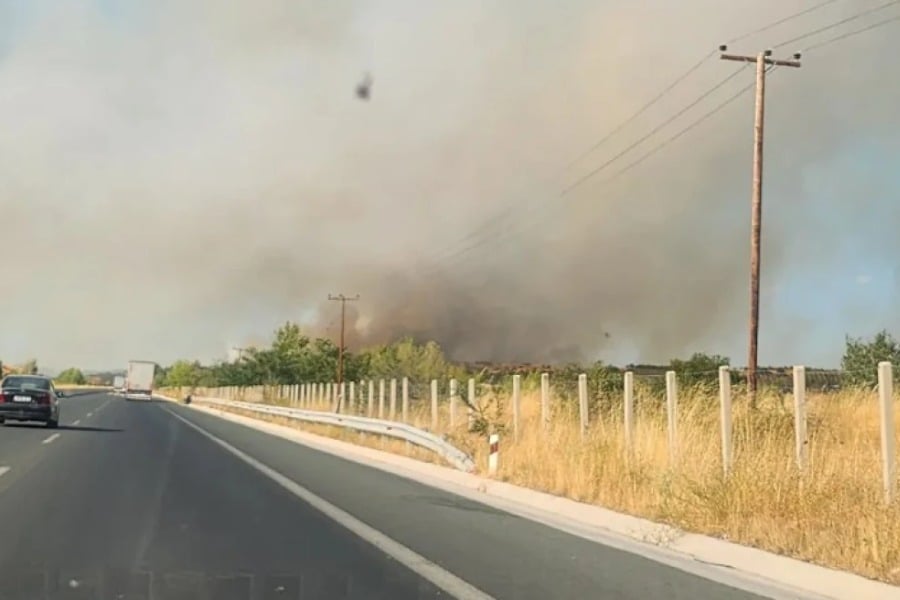 Φωτιά στην Ασσηρο Θεσσαλονίκης: Μεγαλώνει το μέτωπο, έφθασε στην παλιά εθνική οδό