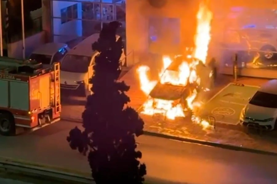 Η στιγμή που η φωτιά κατακαίει τα αυτοκίνητα στη Νέα Φιλαδέλφεια
