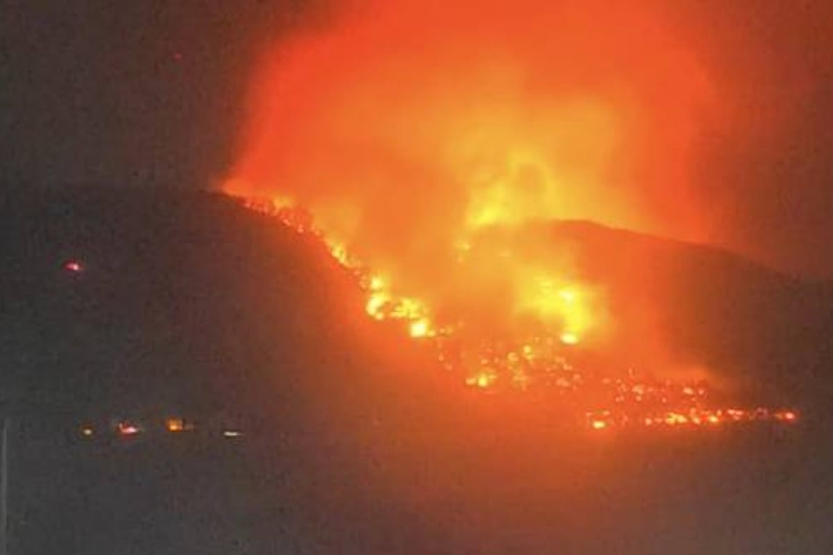 Φωτιά στη Θάσο: Εκτός ελέγχου το πύρινο μέτωπο – Καταστράφηκε επιχείρηση, εκκενώθηκαν ξενοδοχεία