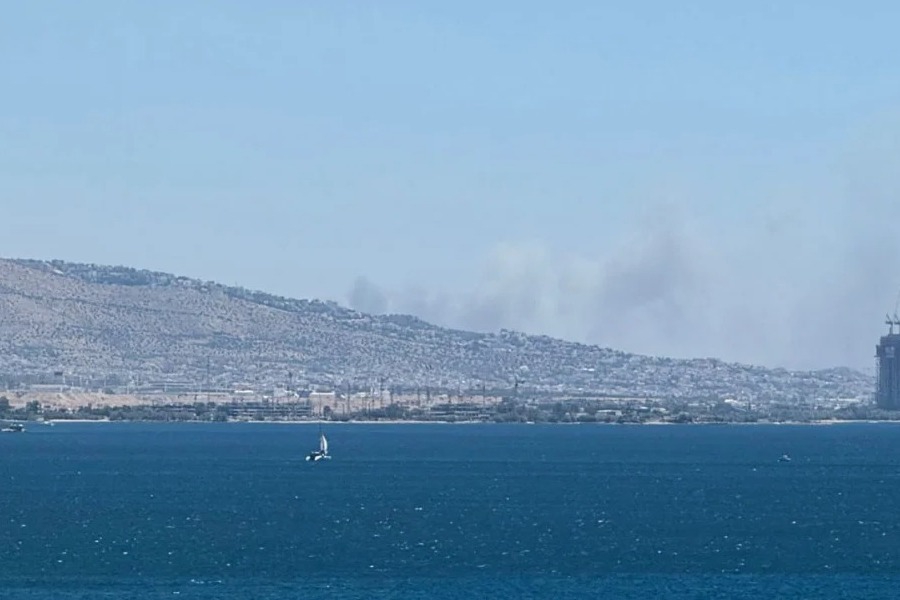 Μεγάλη φωτιά στο Κορωπί δίπλα σε σπίτια